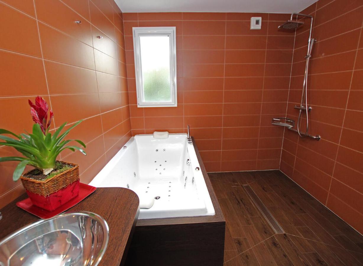 Au Pre Carre Hotel Plumergat Bagian luar foto